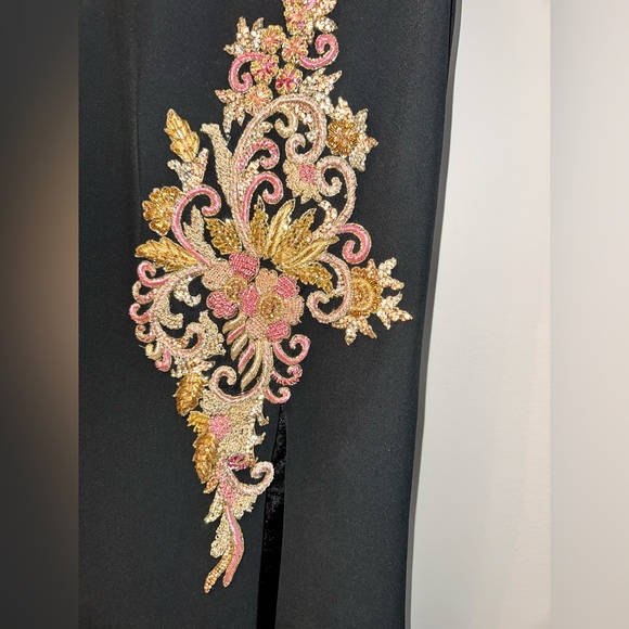 Luxurious ballgown. One sleeve. Fancy embroidery. Off the shoulder Crystal sleev - Picture 2 of 6